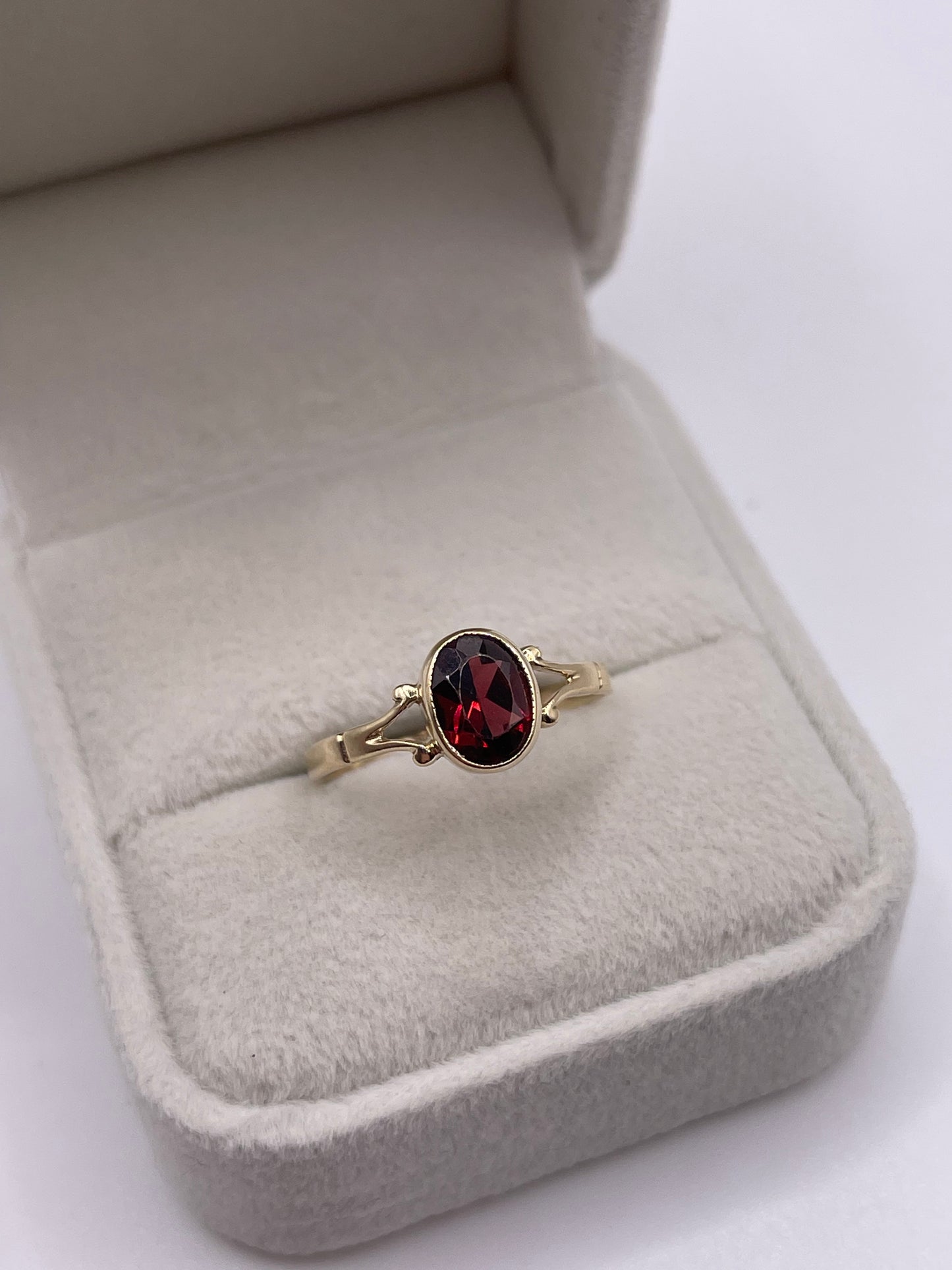 9ct gold garnet ring