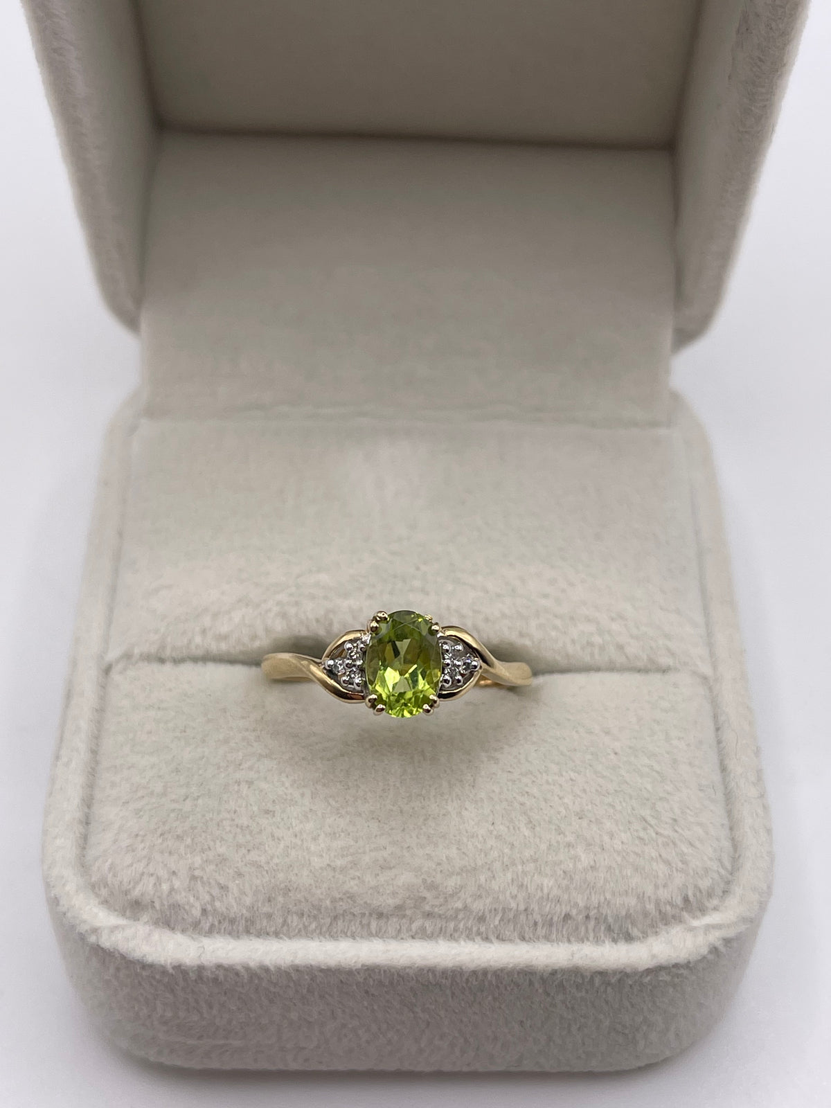 9ct gold peridot and diamond ring