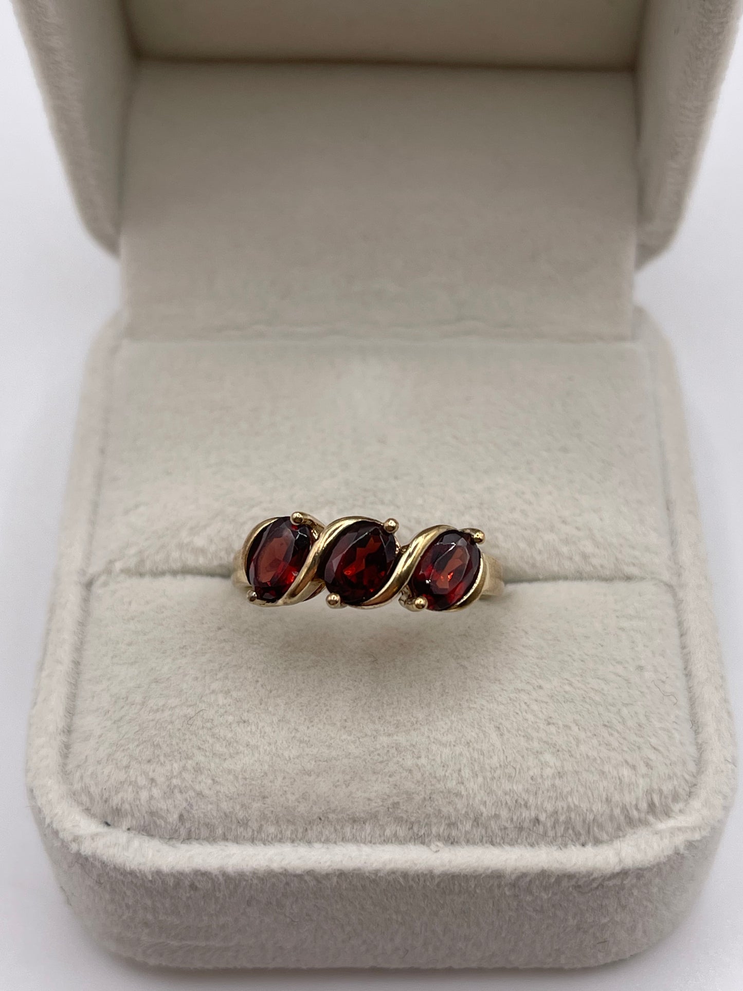 9ct gold garnet ring