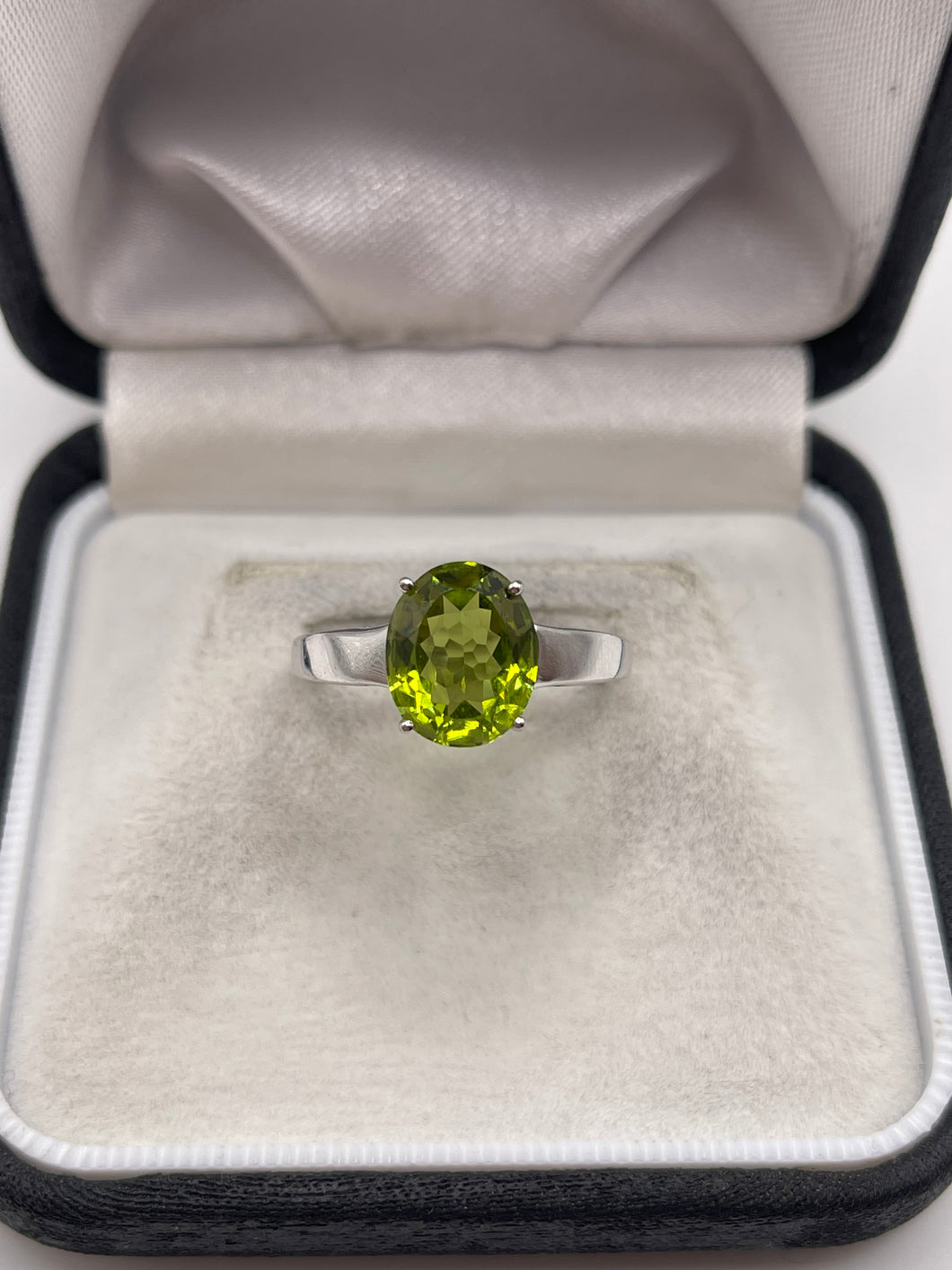 9ct white gold peridot ring