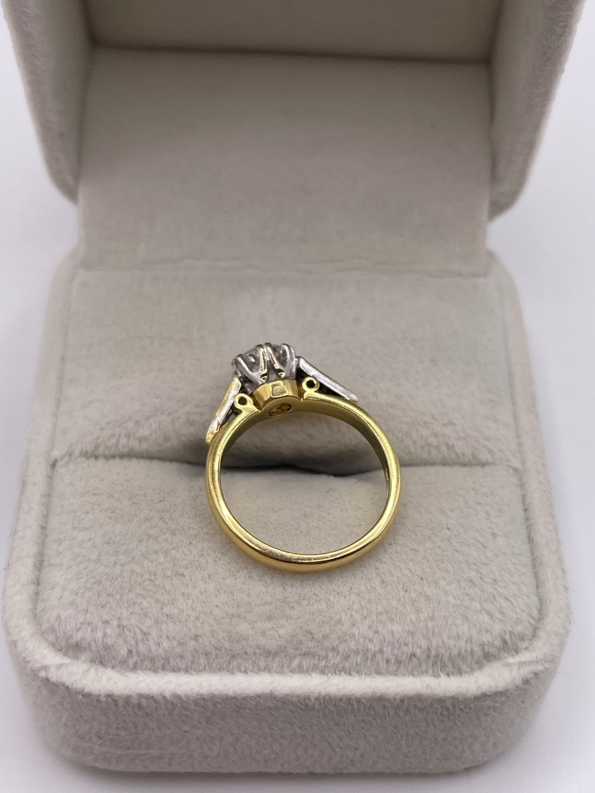18ct gold 75 point diamond ring
