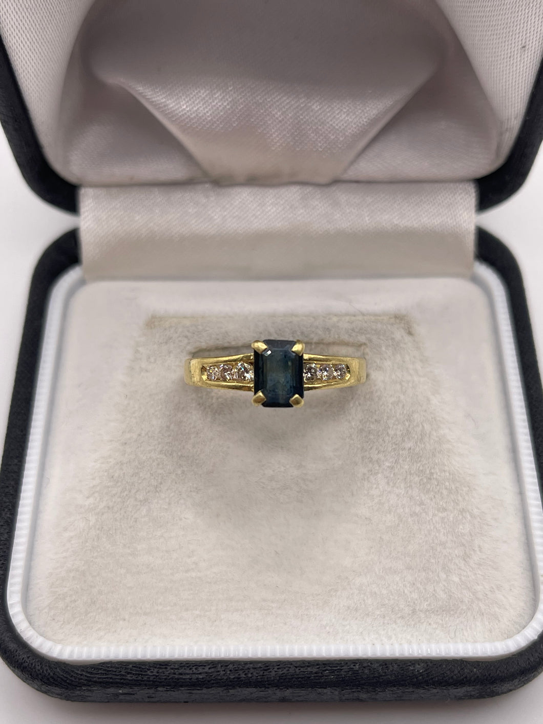 18ct gold sapphire and diamond ring