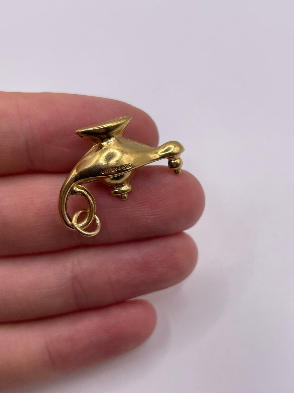 9ct gold genie lamp charm