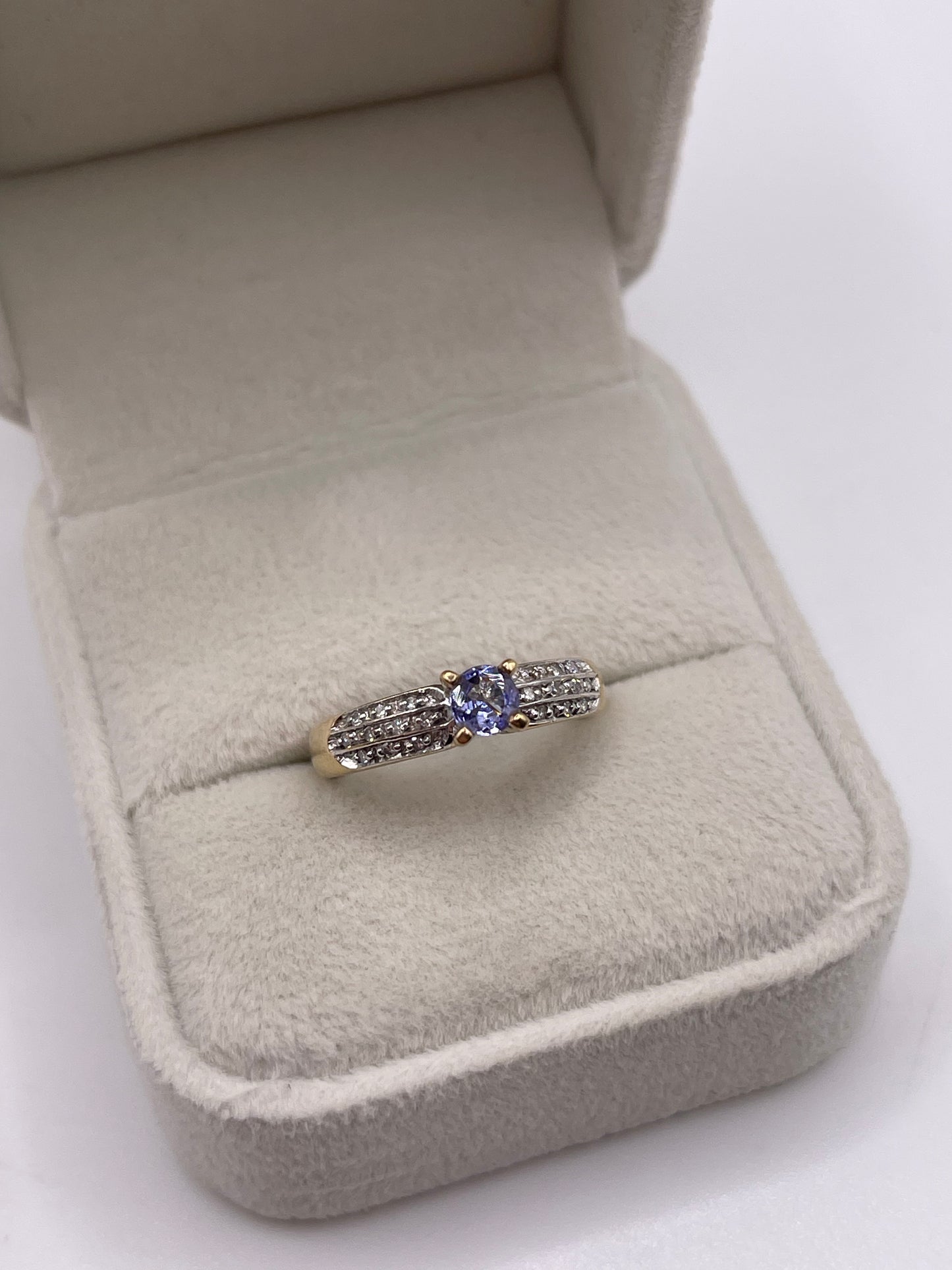 9ct gold tanzanite and diamond ring