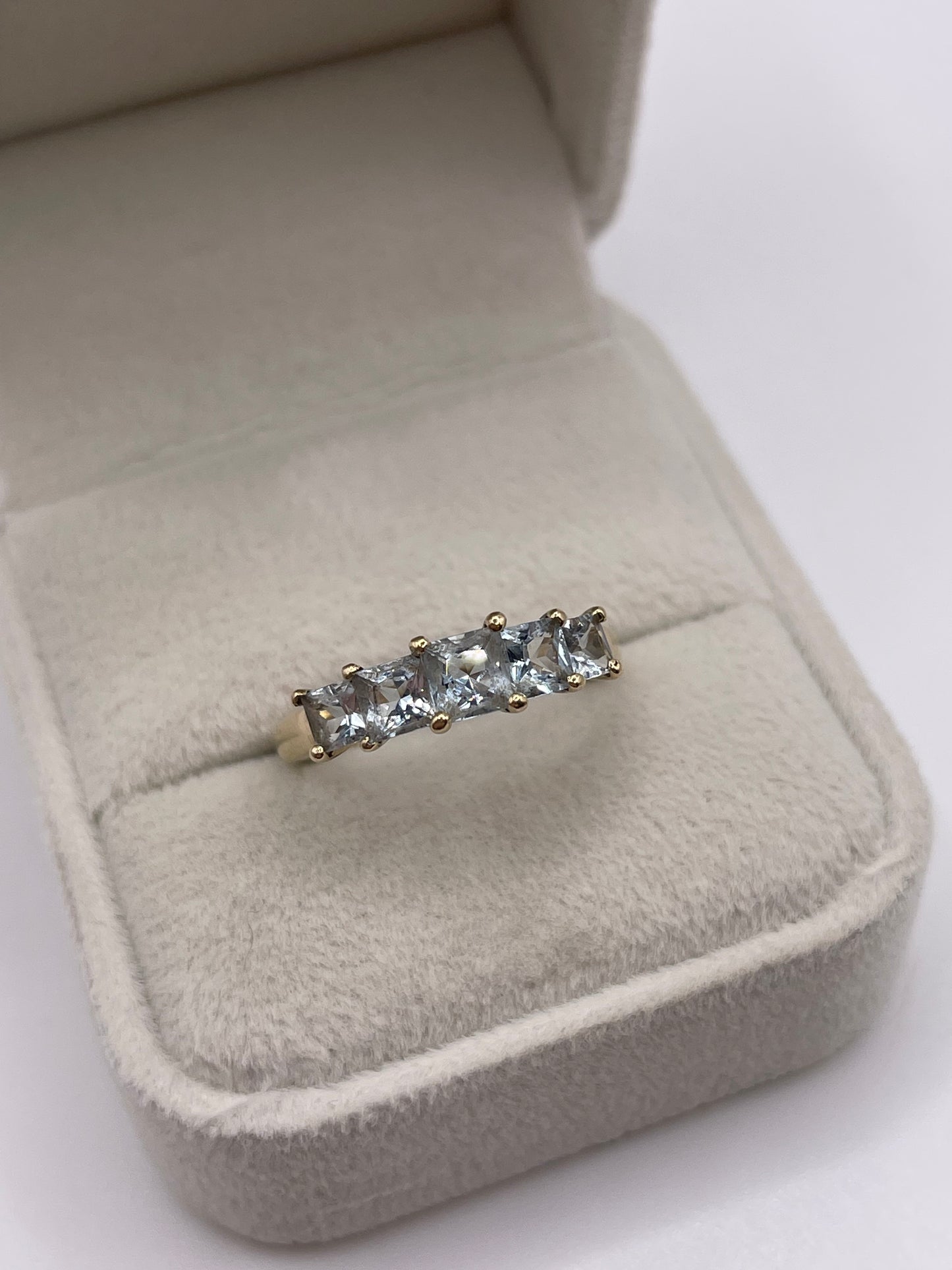 9ct gold aquamarine ring