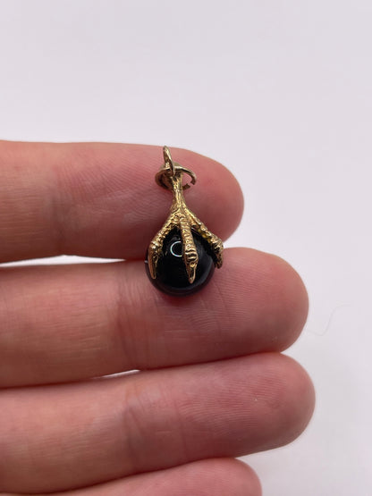 9ct gold onyx claw pendant