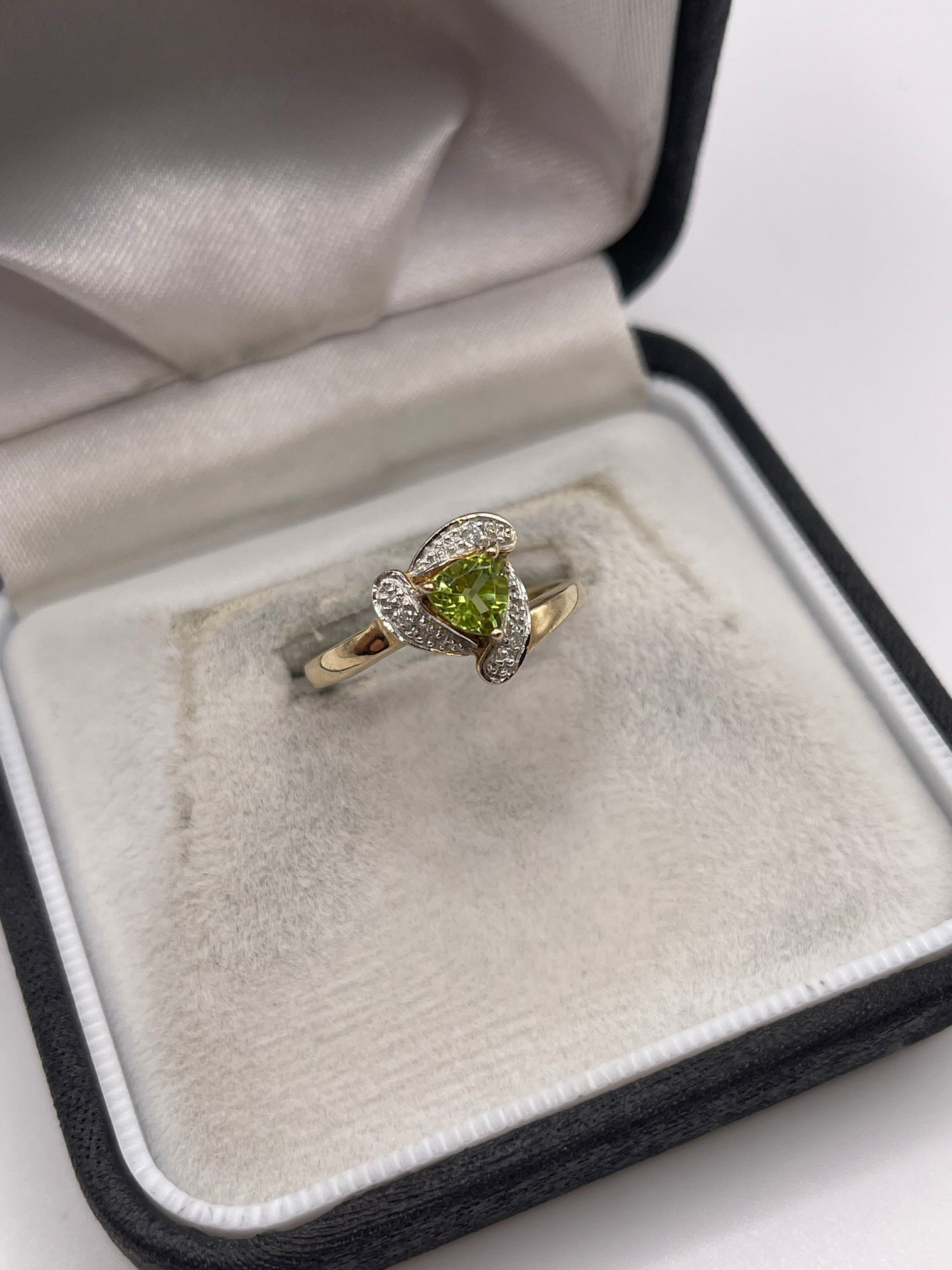 9ct gold peridot and diamond ring