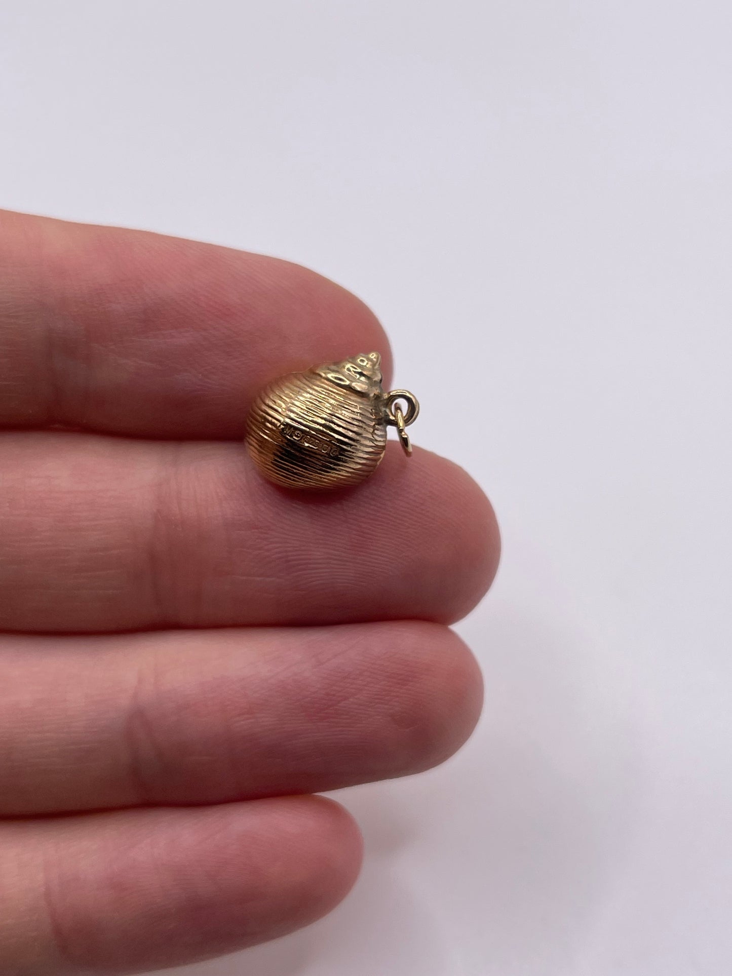 9ct gold shell charm