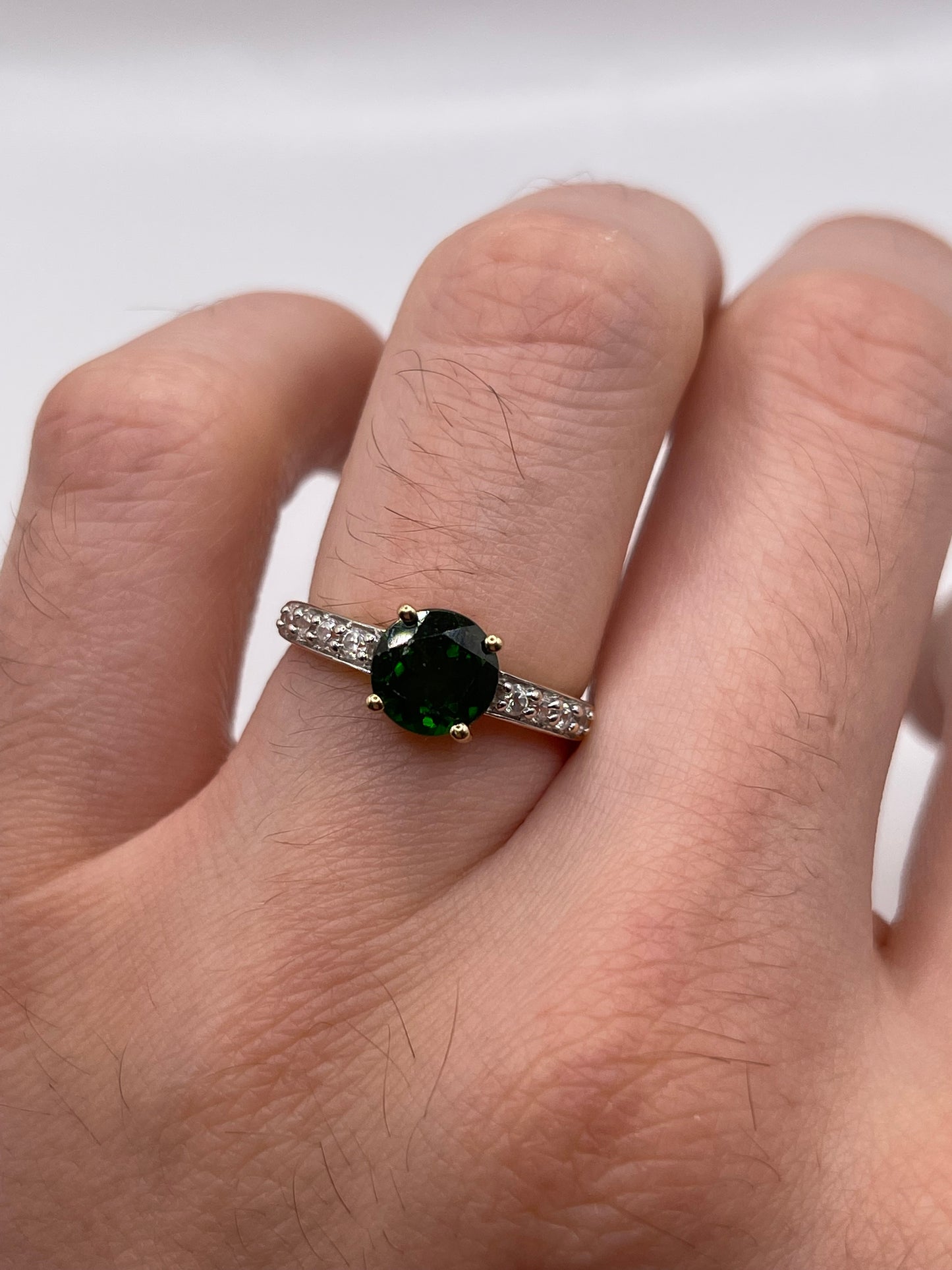 9ct gold diopside and zircon ring