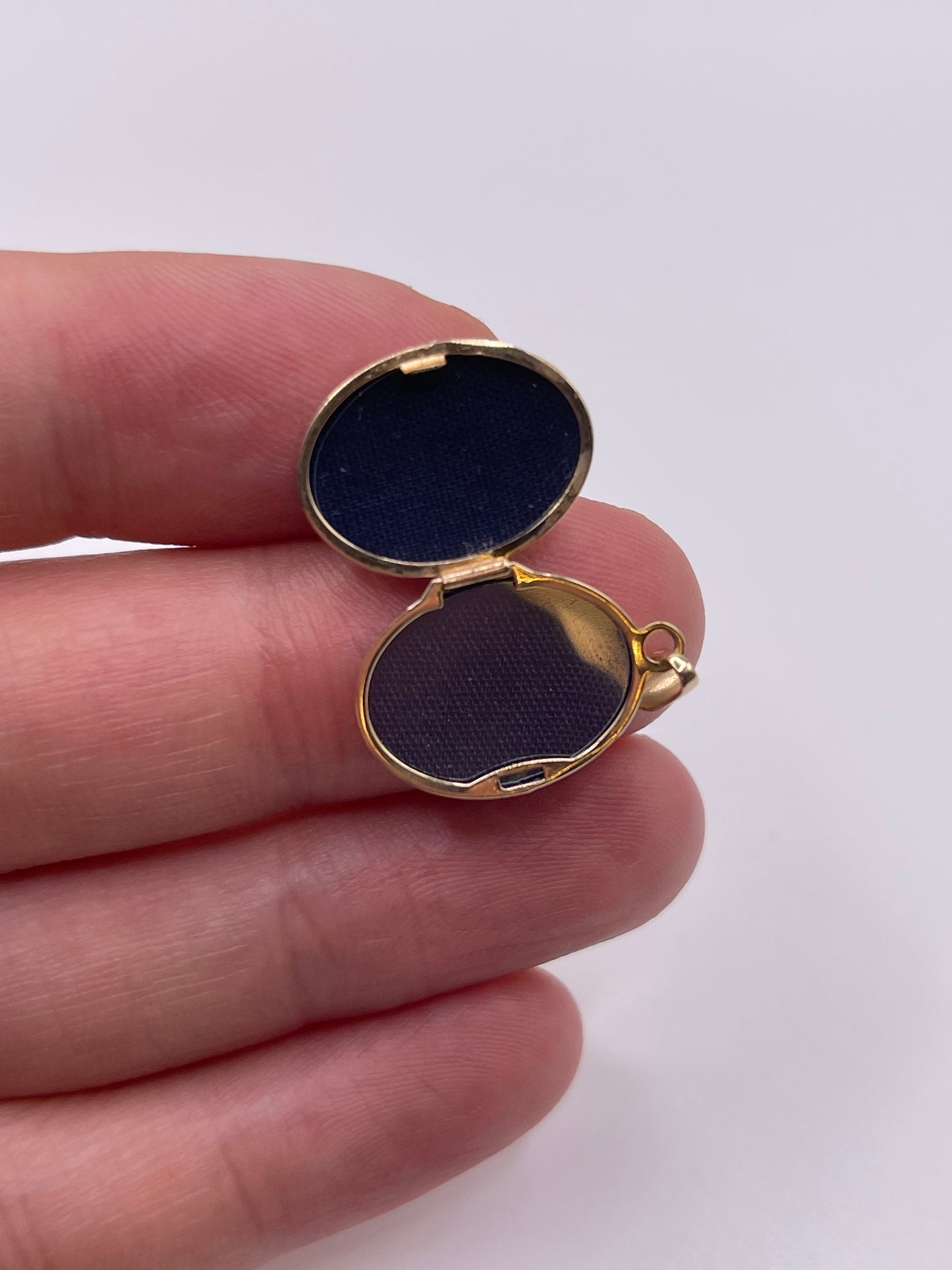 9ct gold paw print locket pendant