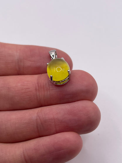 9ct white gold cabochon quartz pendant