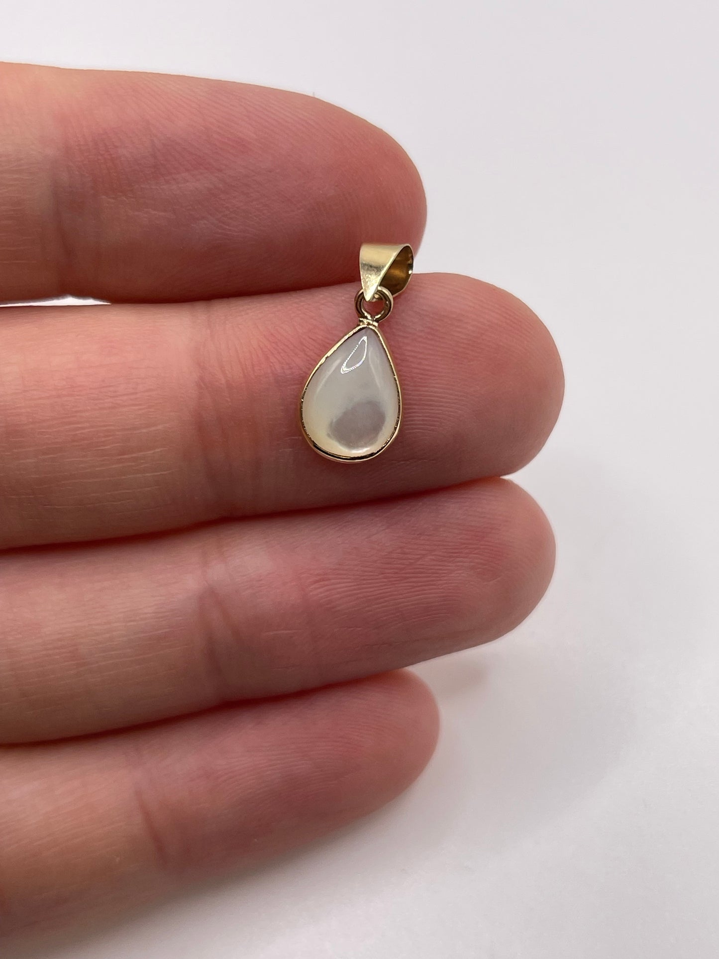 9ct gold mother of pearl pendant