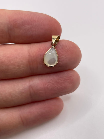 9ct gold mother of pearl pendant