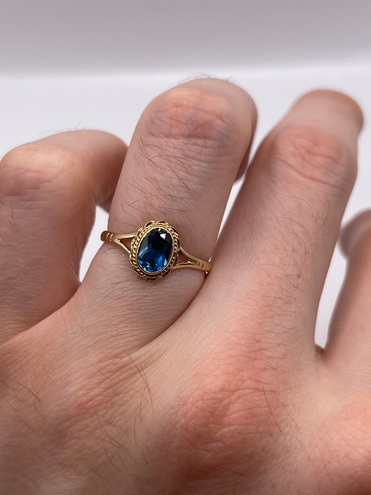 9ct gold blue topaz ring