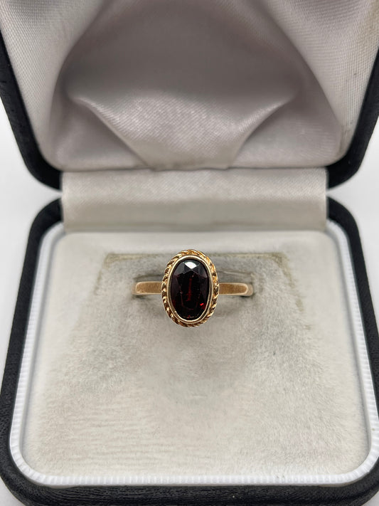 9ct gold garnet ring