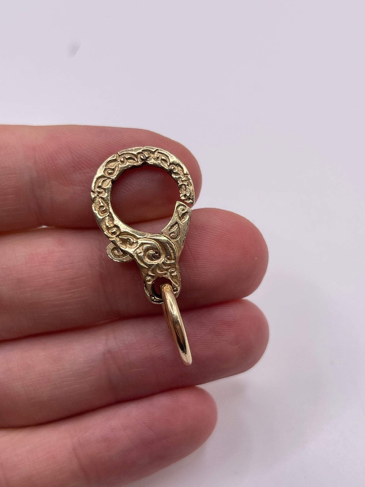 9ct gold engraved clasp