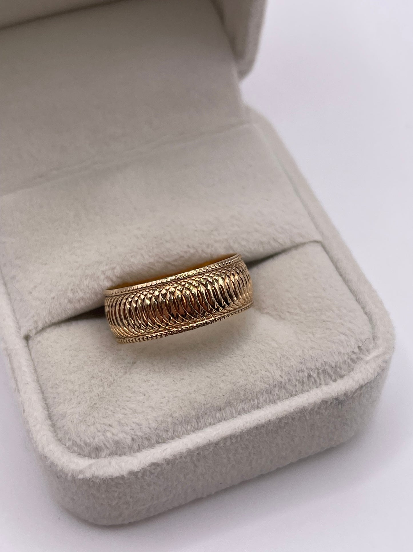 9ct gold patterned band