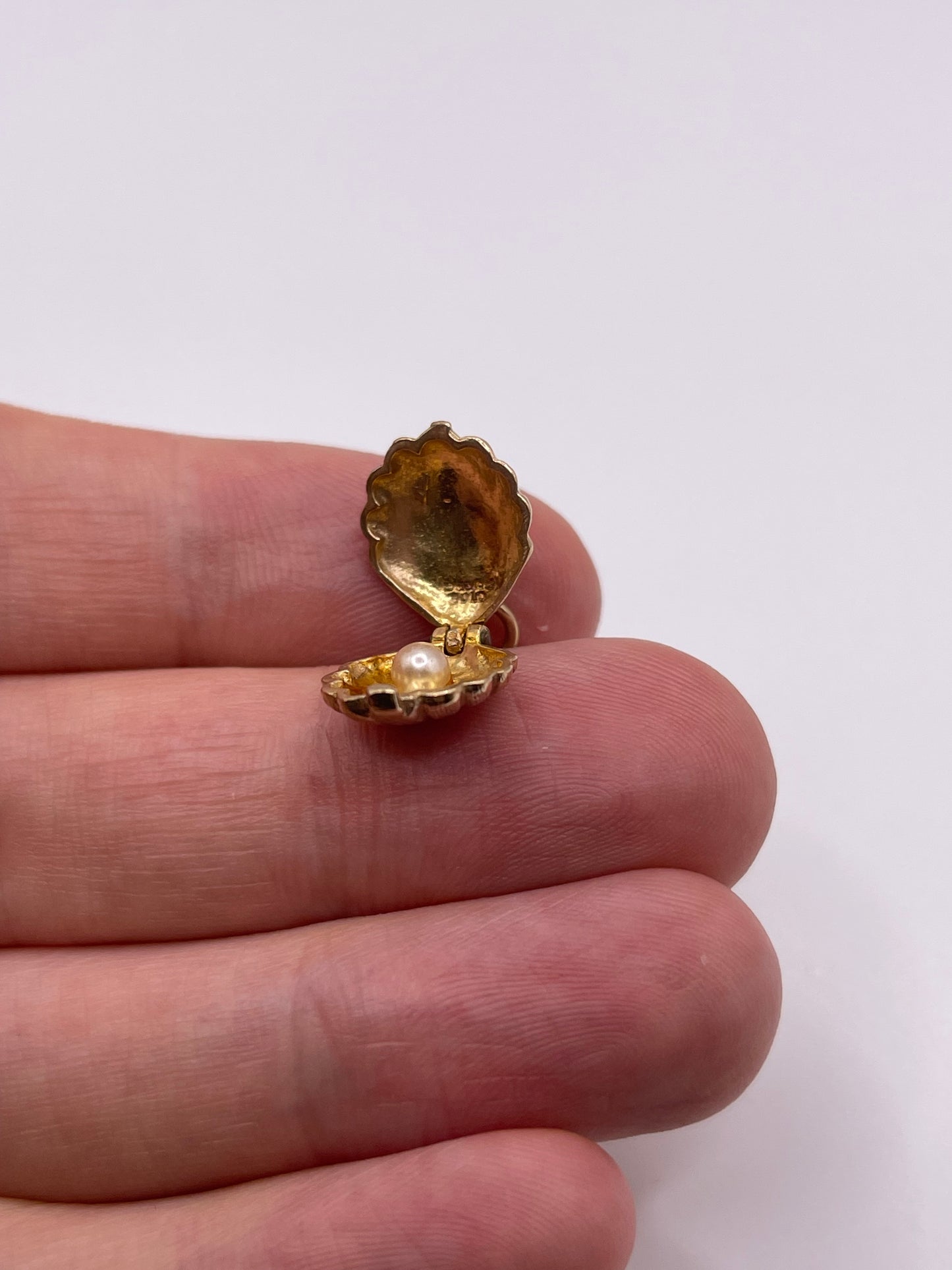 9ct gold pearl clam charm