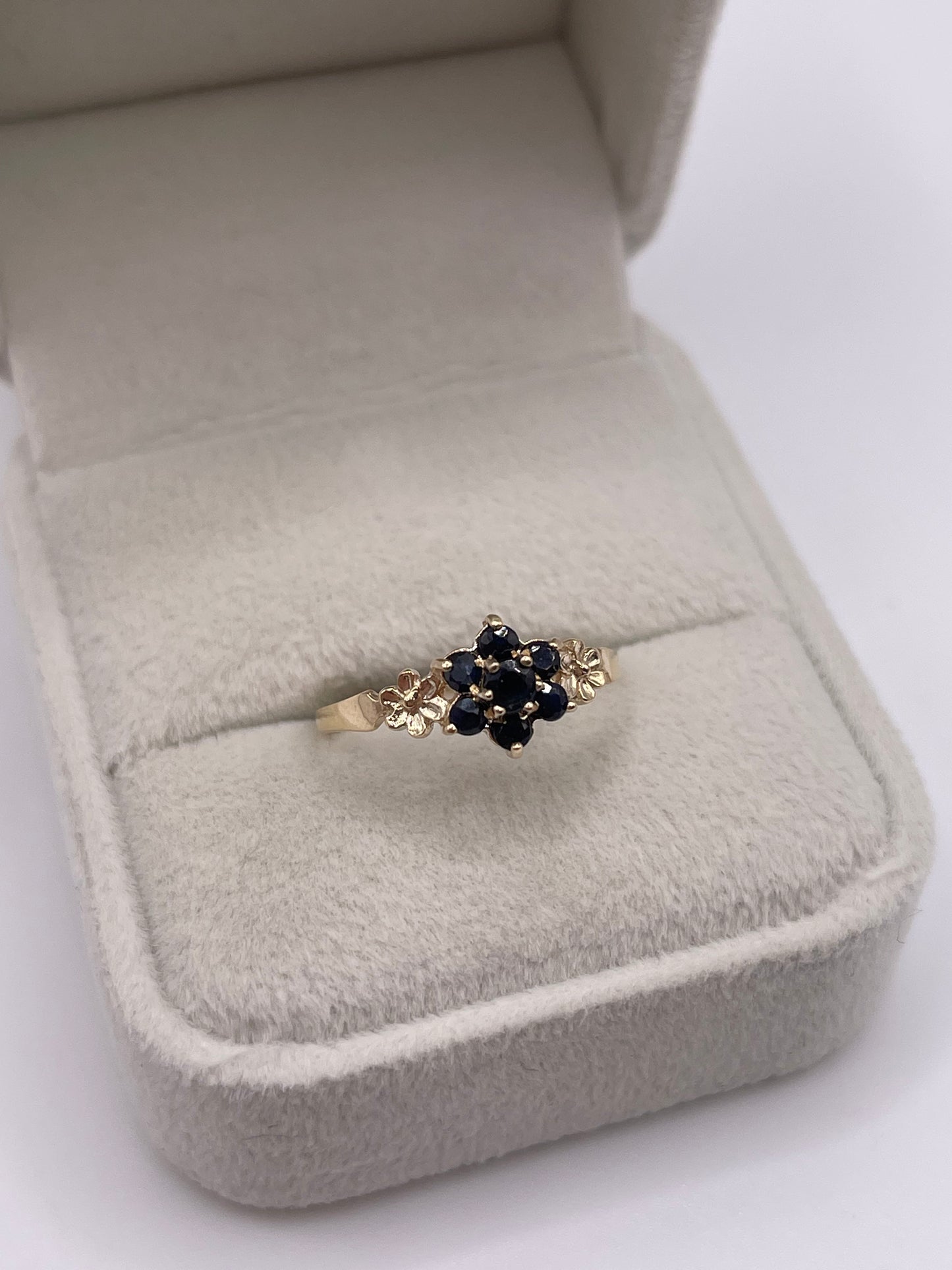 9ct gold sapphire cluster ring