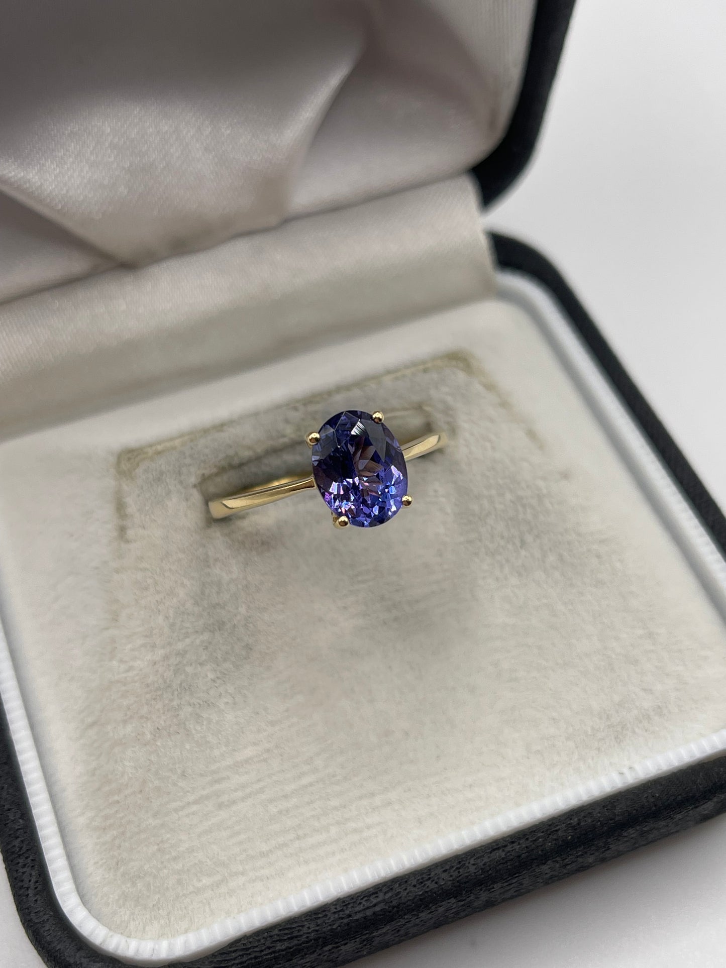 18ct gold tanzanite ring