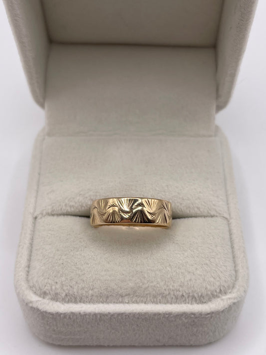9ct gold patterned band