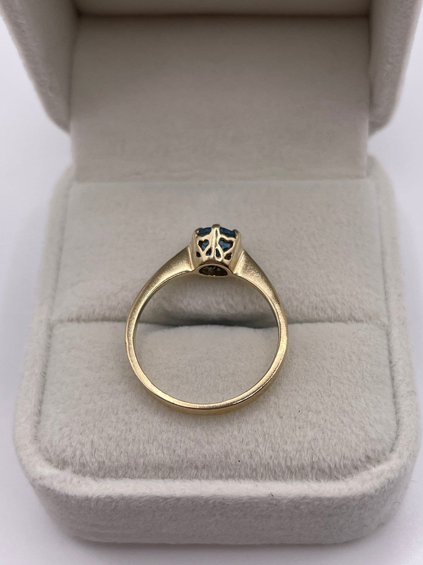 9ct gold blue topaz ring