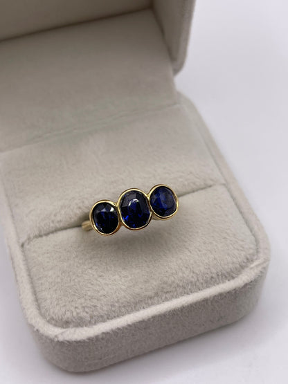 18ct gold sapphire ring
