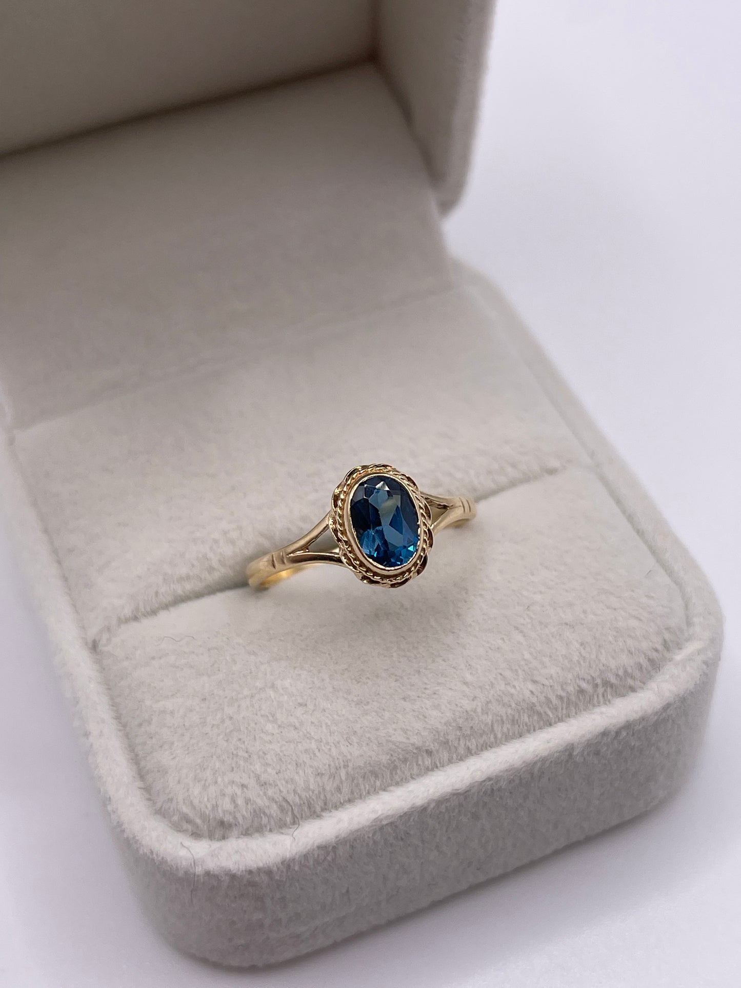9ct gold blue topaz ring