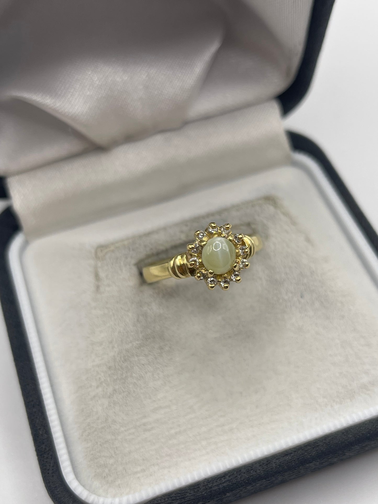18ct gold cats eye chrysoberyl and diamond ring