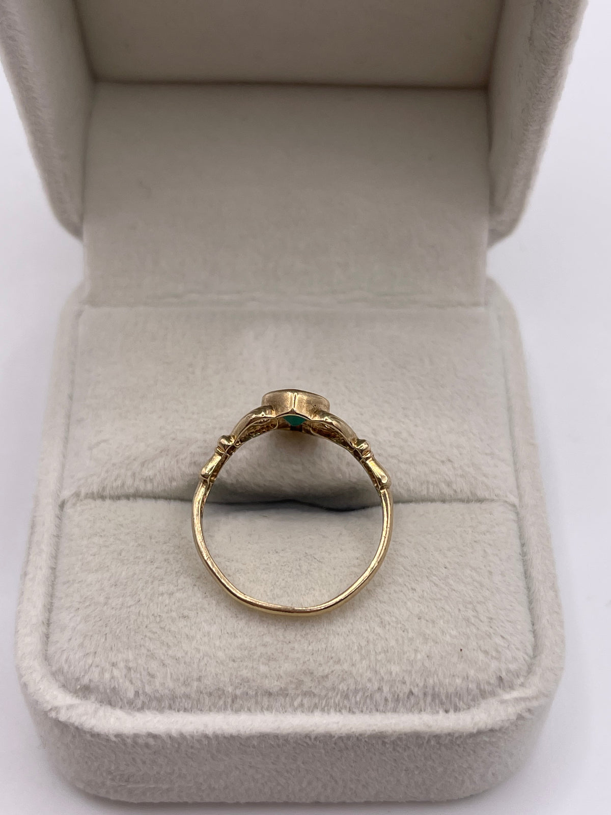 9ct gold green agate claddagh ring
