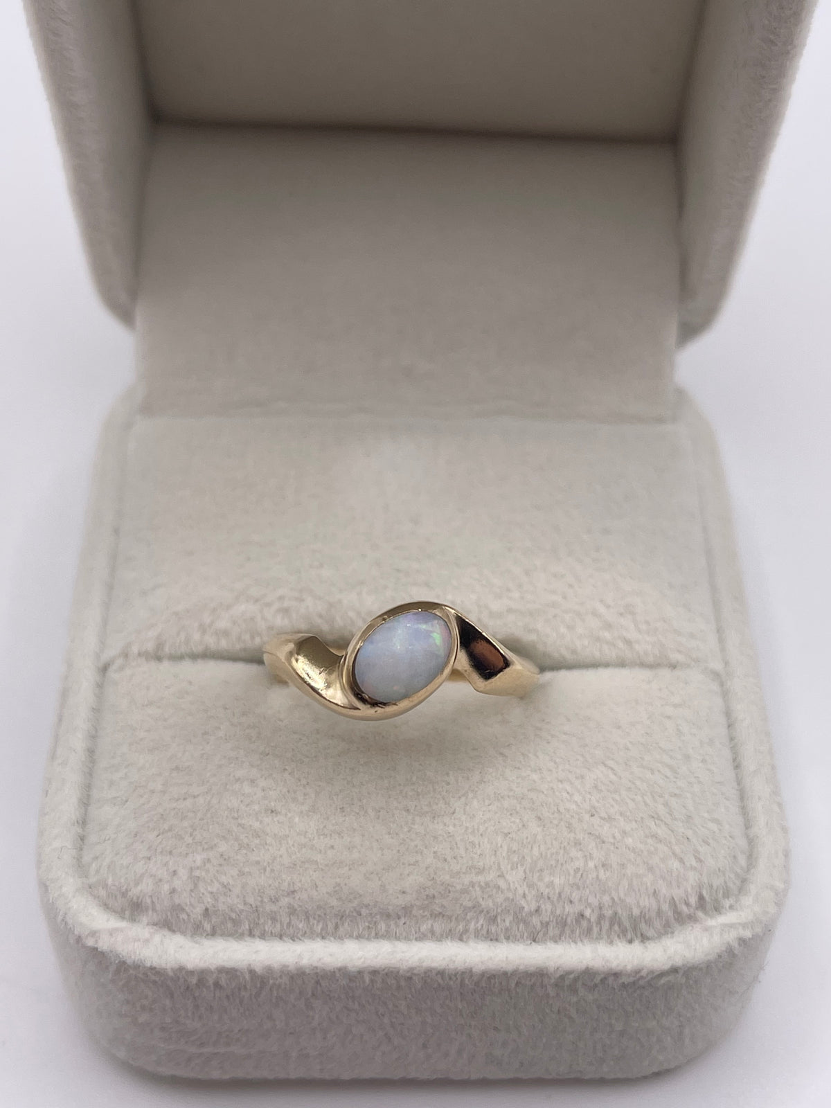 9ct gold opal ring