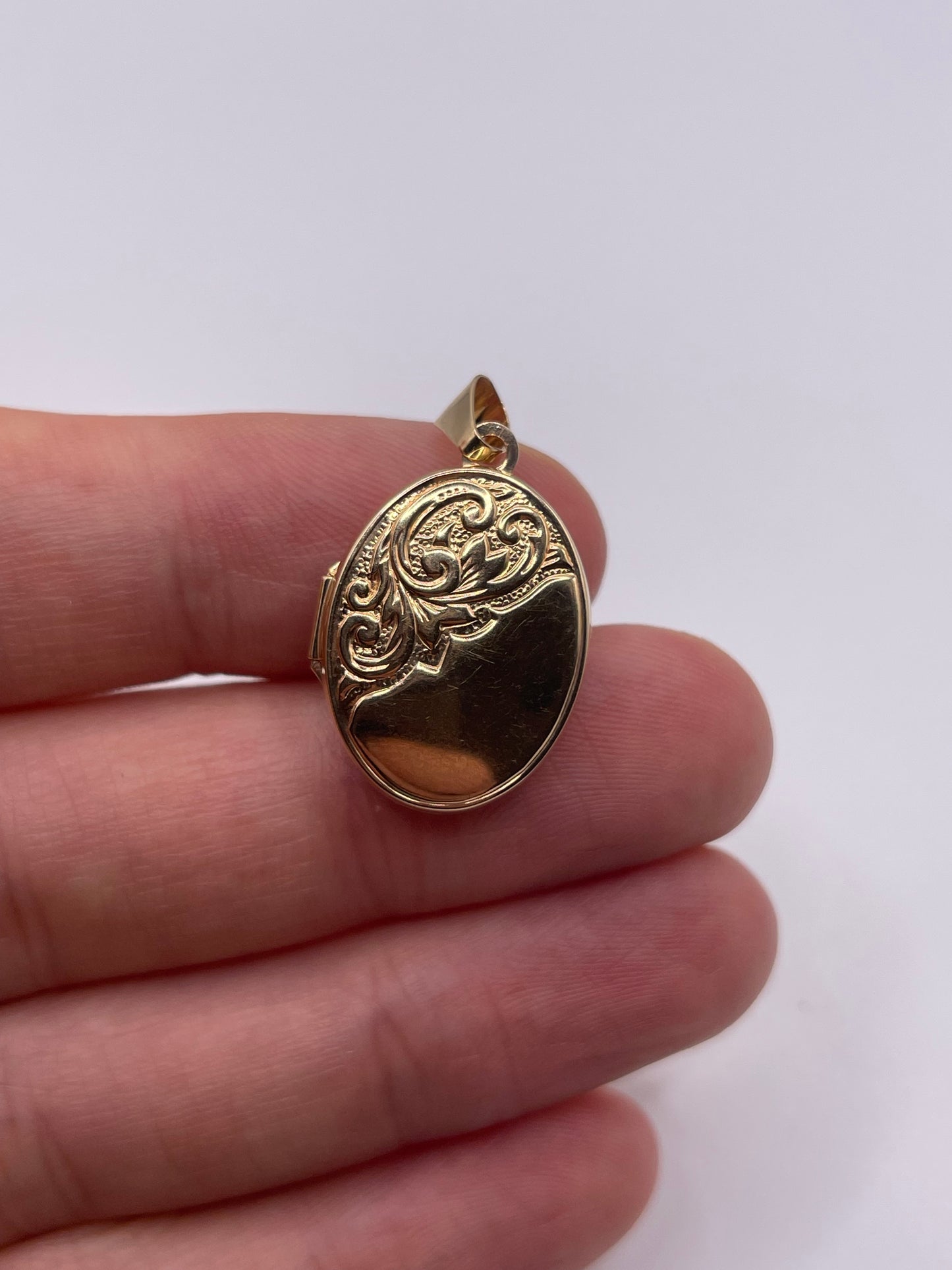 9ct gold locket pendant