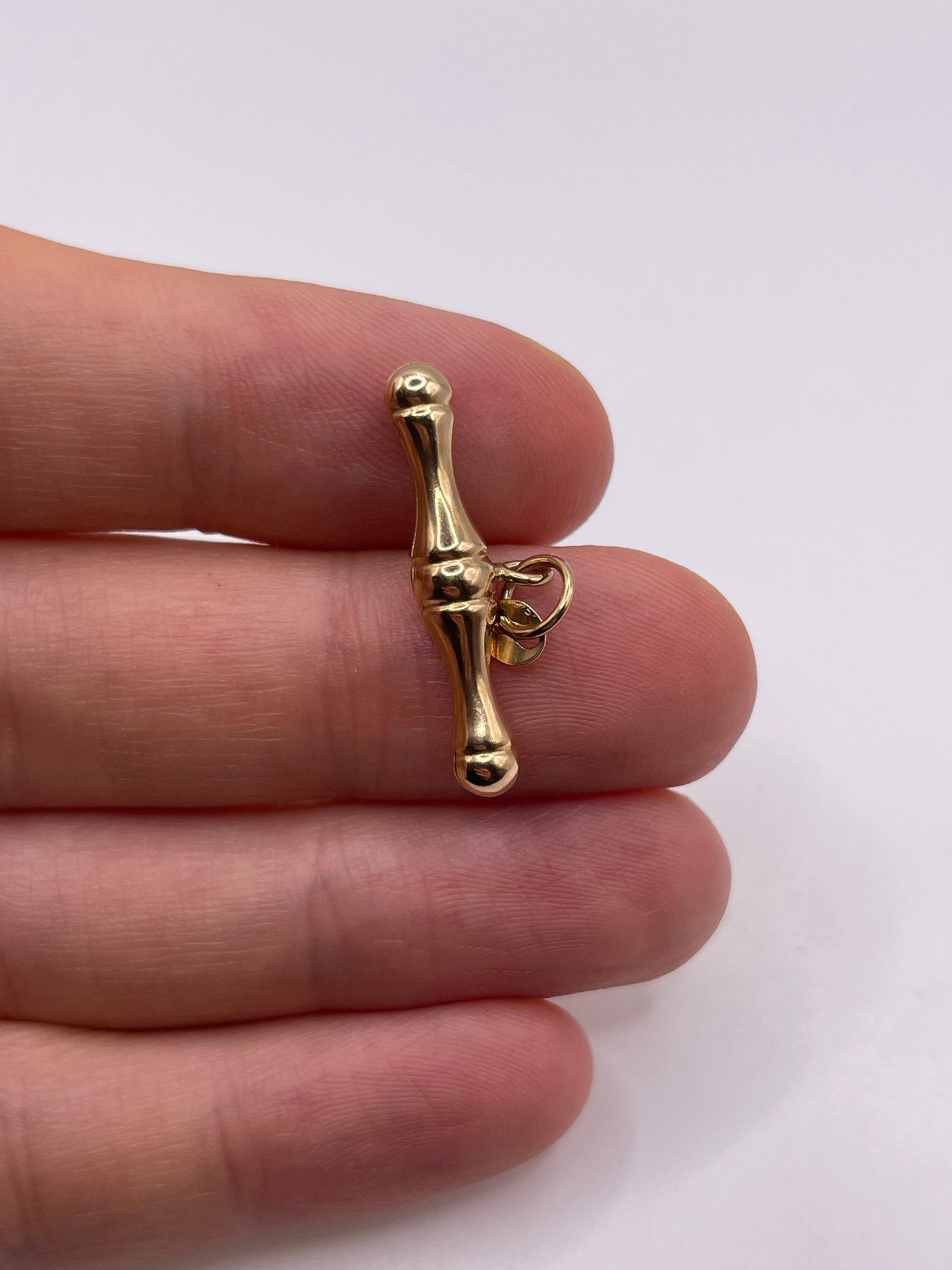 9ct gold t bar pendant