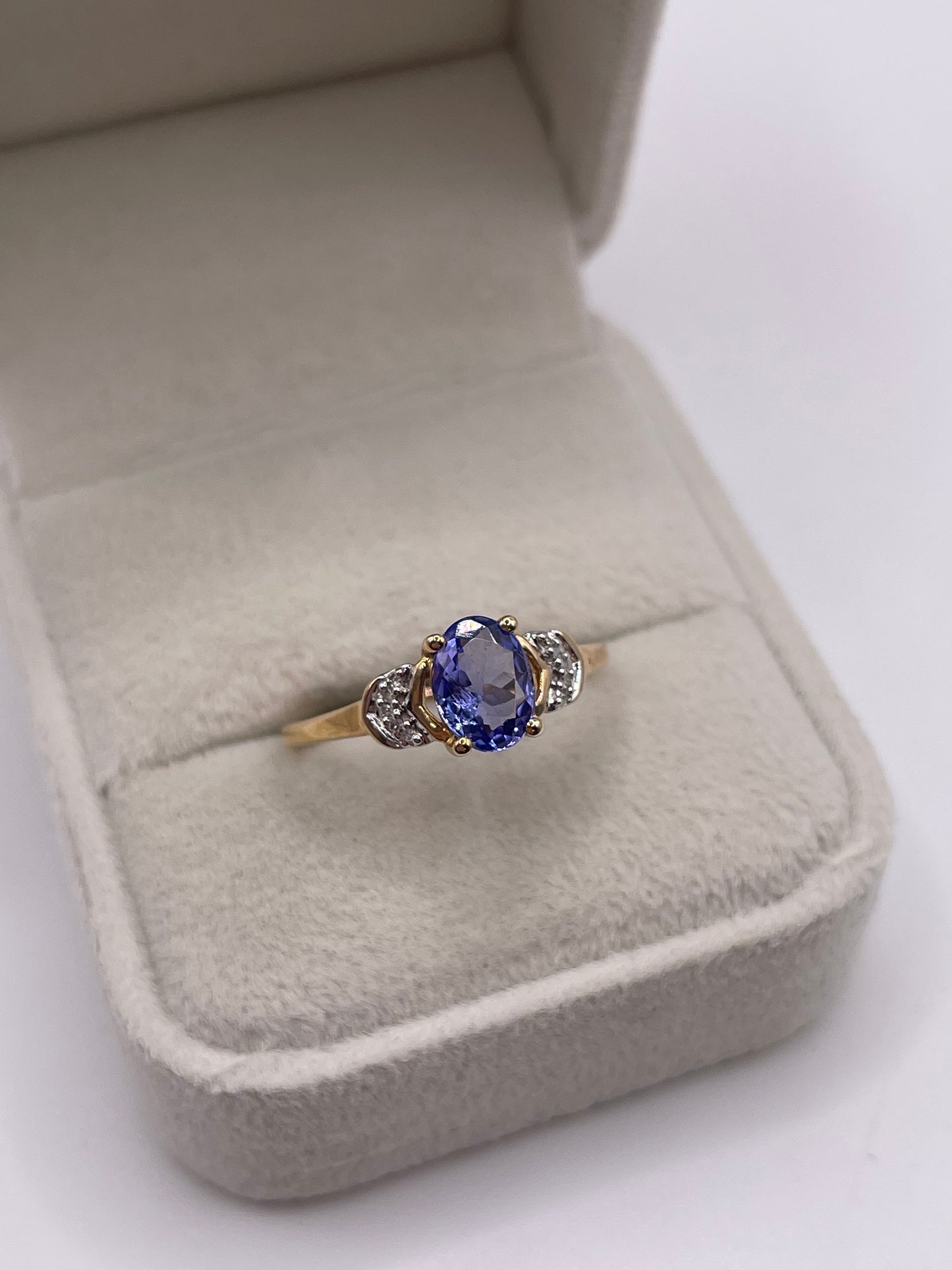 9ct gold tanzanite and diamond ring