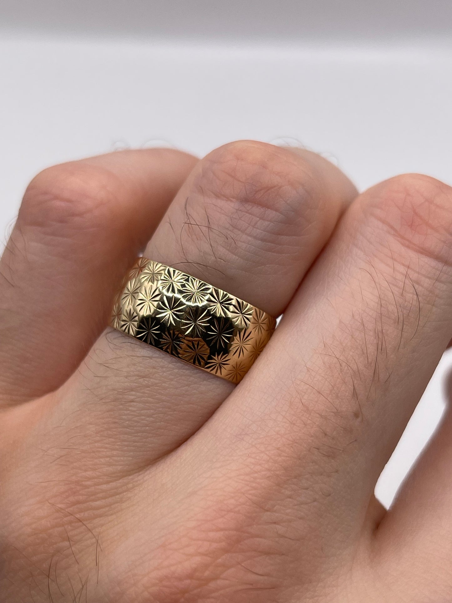 9ct gold patterned band