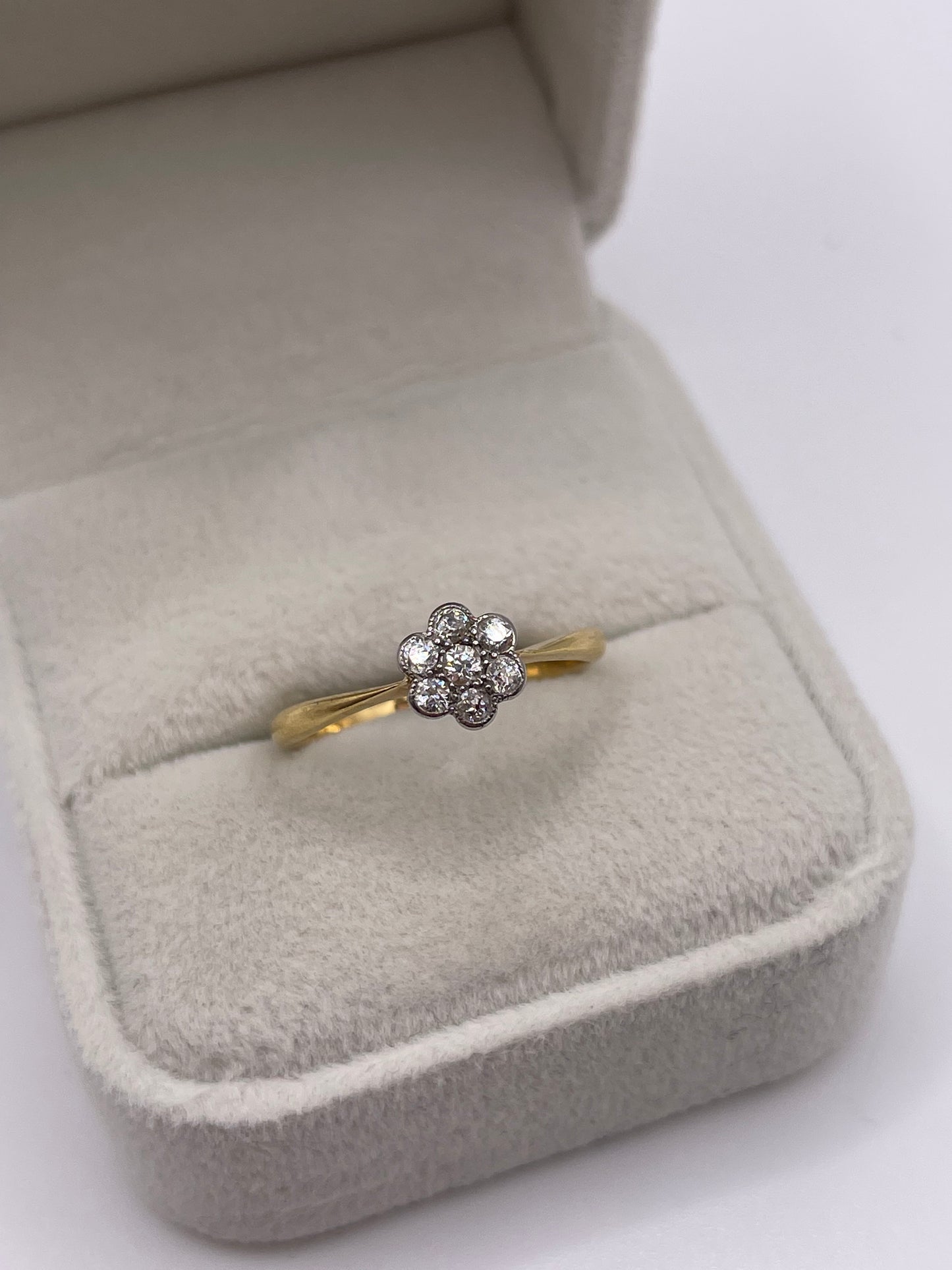 18ct gold diamond cluster ring