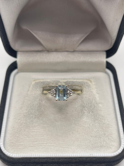 18ct gold aquamarine and diamond ring
