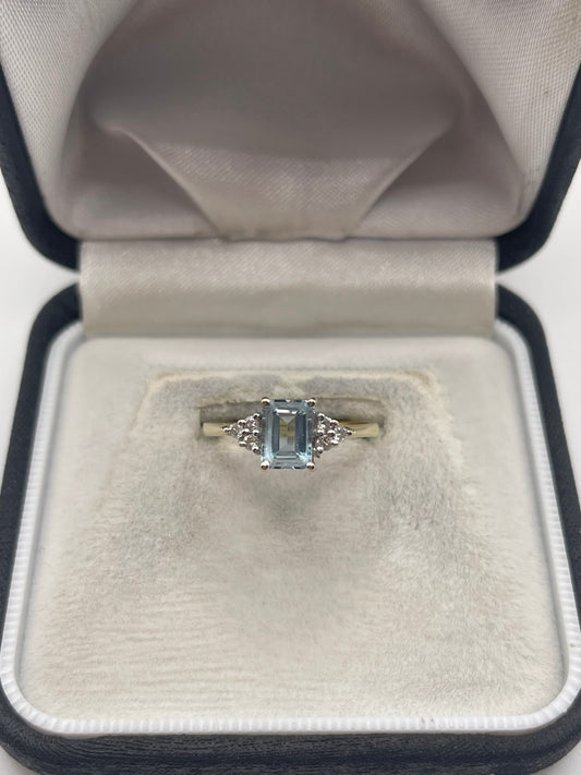 18ct gold aquamarine and diamond ring