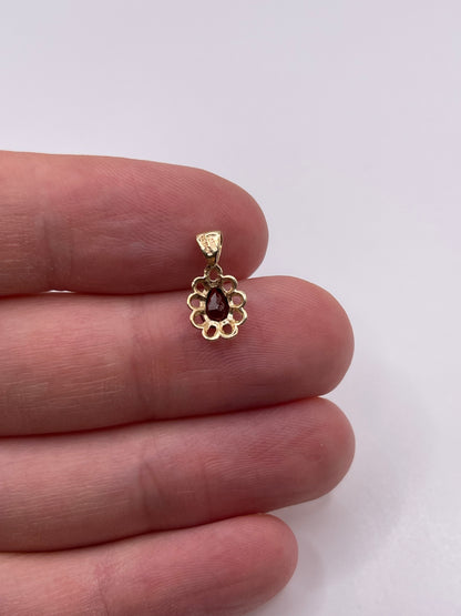9ct gold garnet pendant