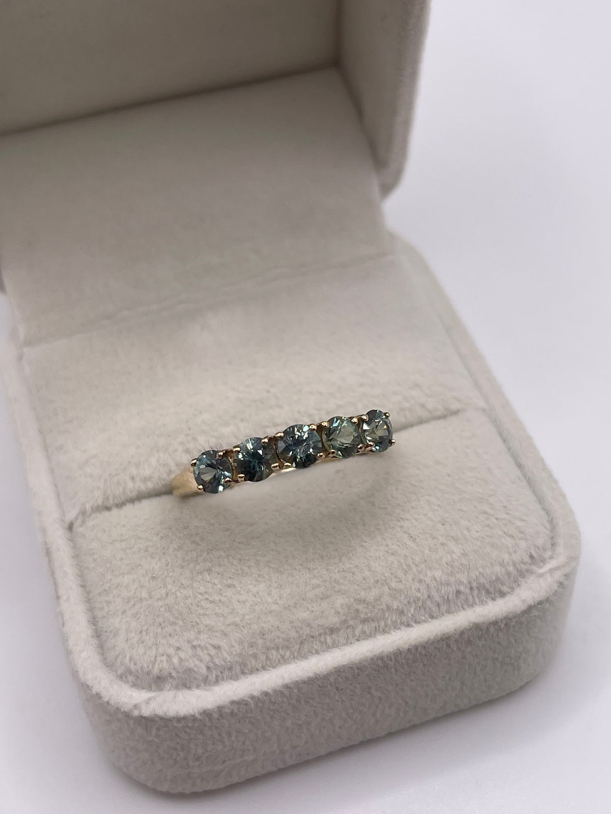 9ct gold quartz ring