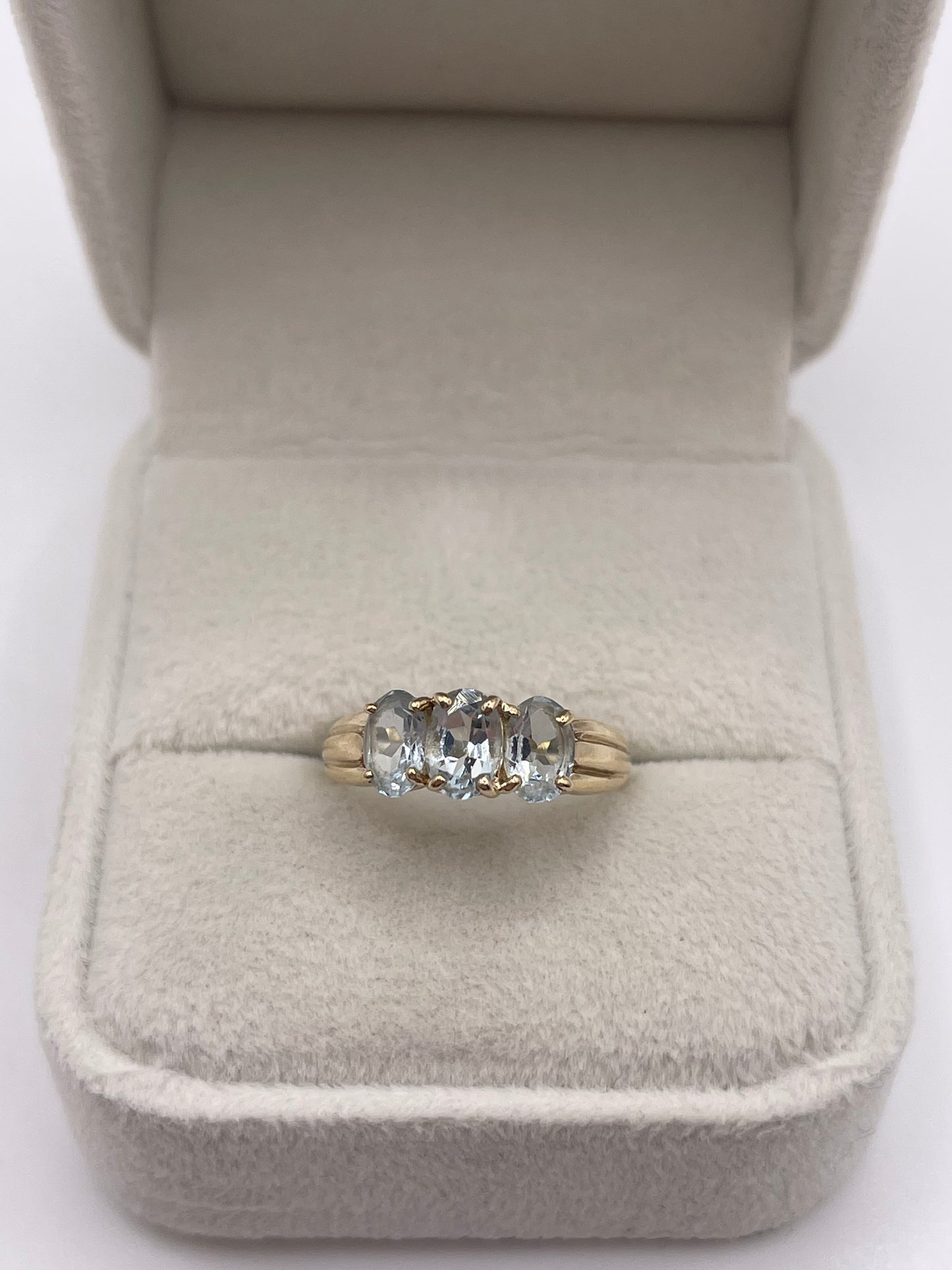 9ct gold aquamarine ring