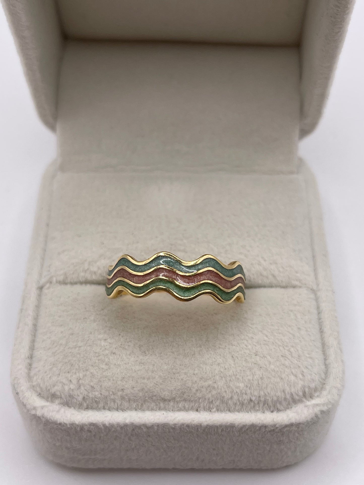 18ct gold enamel ring