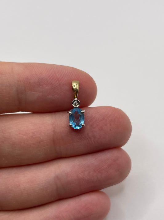 9ct gold topaz and diamond pendant