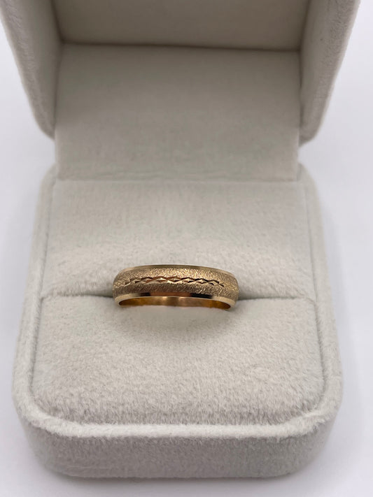 9ct gold patterned band