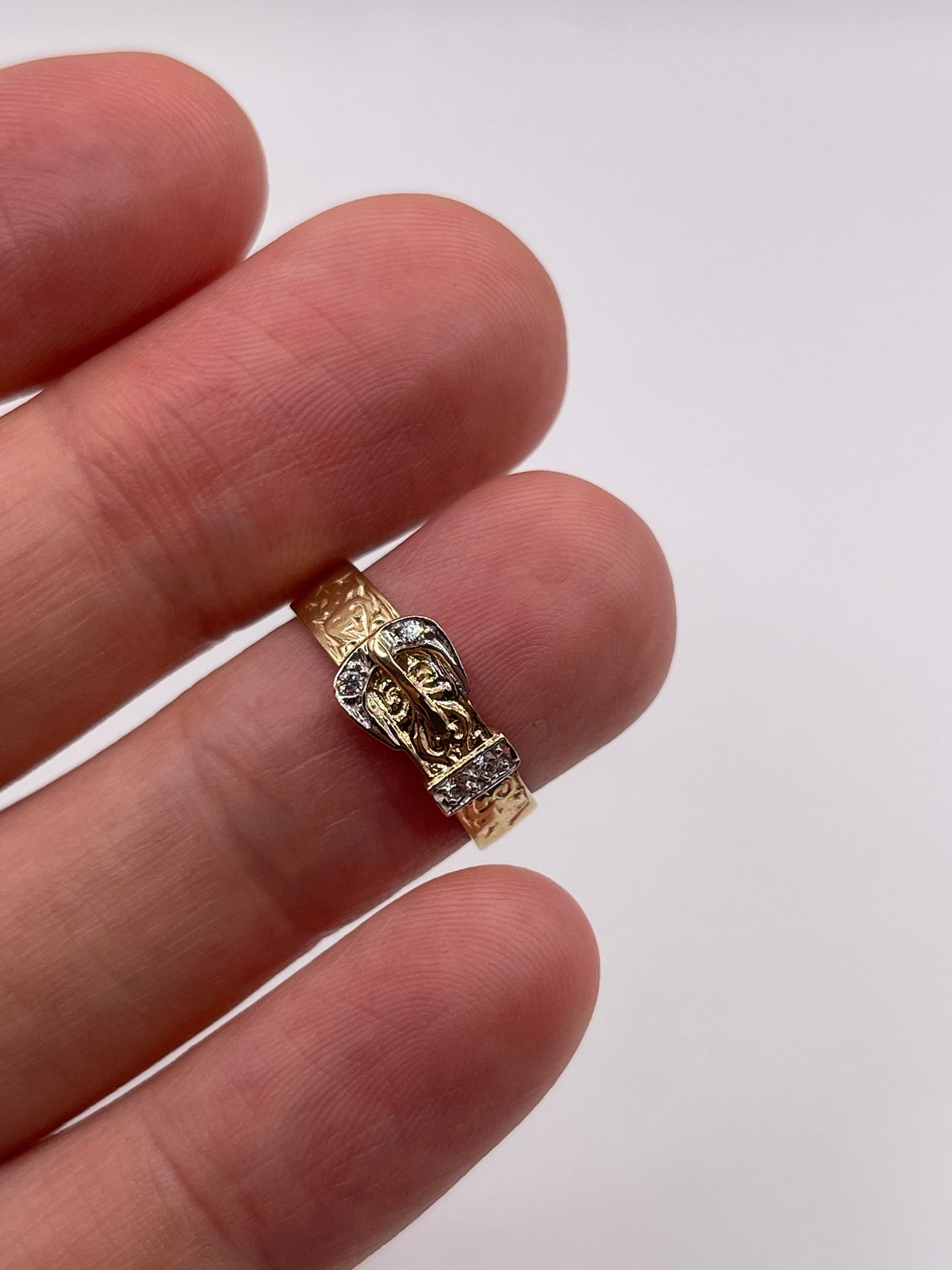 9ct gold cz buckle ring