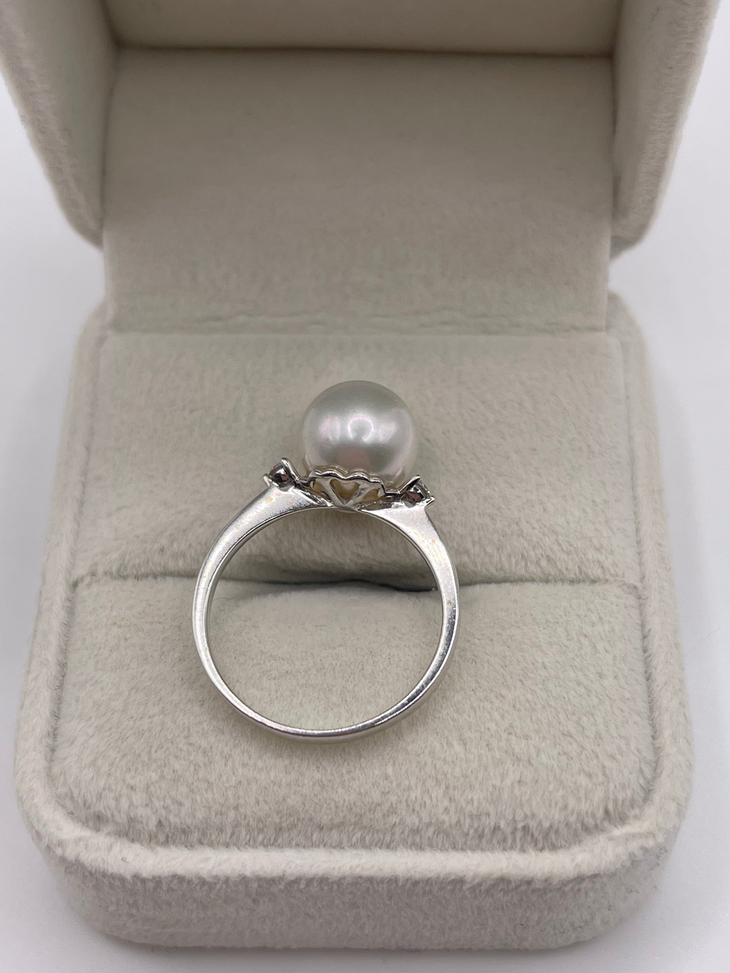 9ct white gold pearl and diamond ring