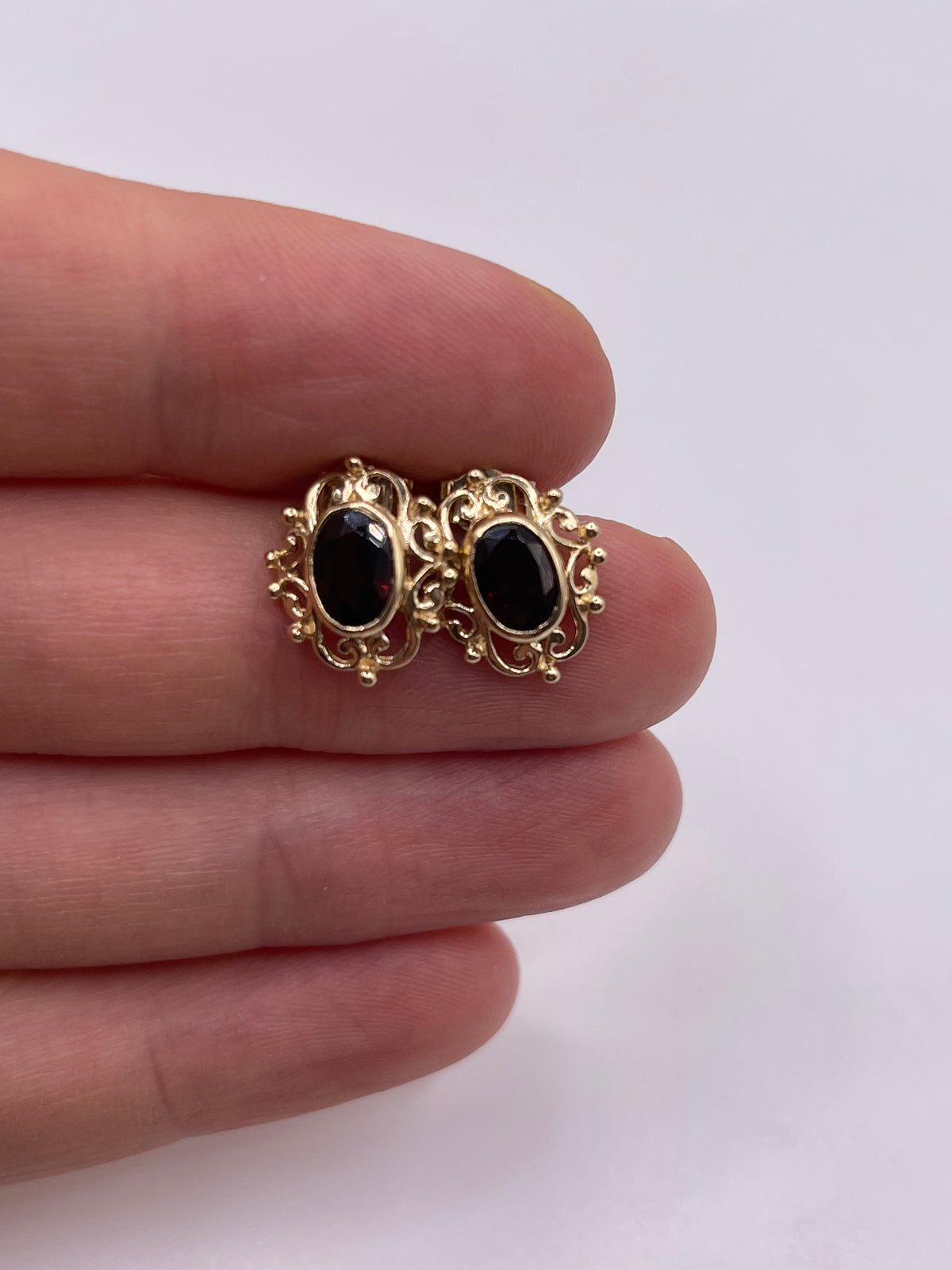 9ct gold garnet earrings