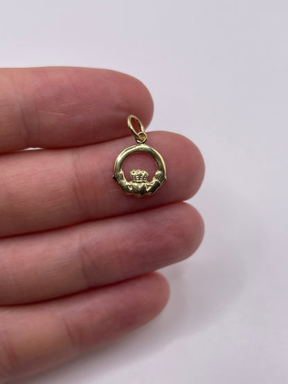9ct gold claddagh pendant