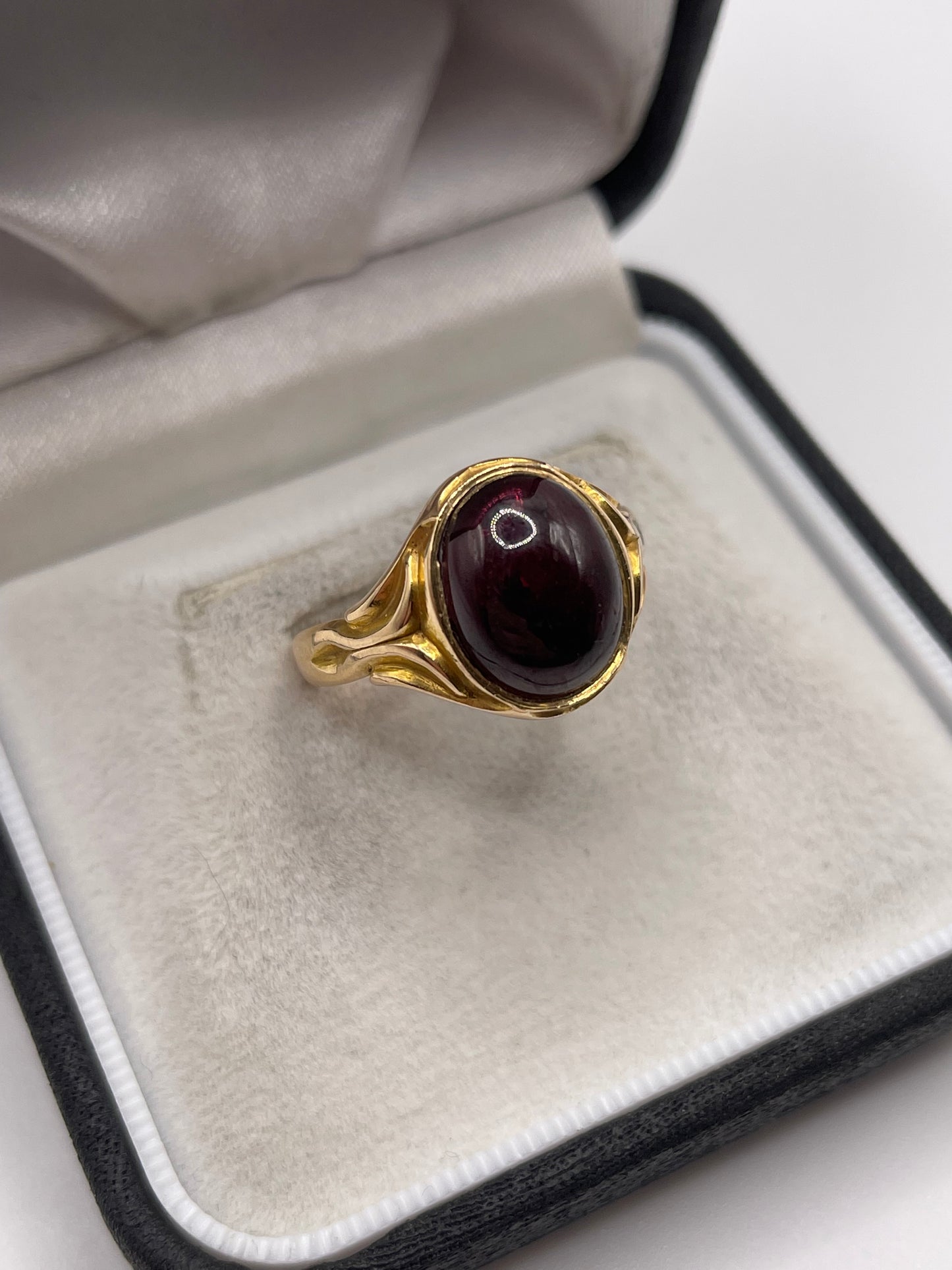 15ct rose gold cabochon garnet ring
