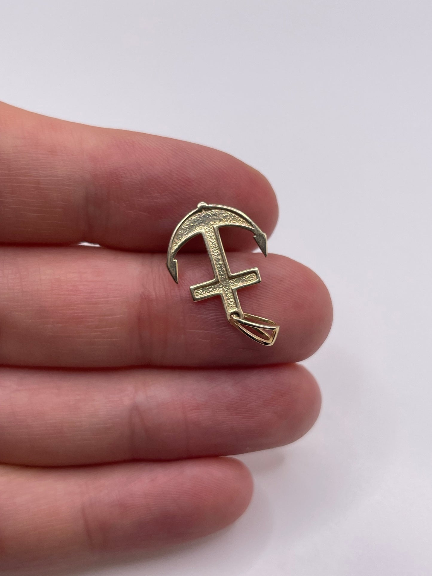 9ct gold anchor pendant